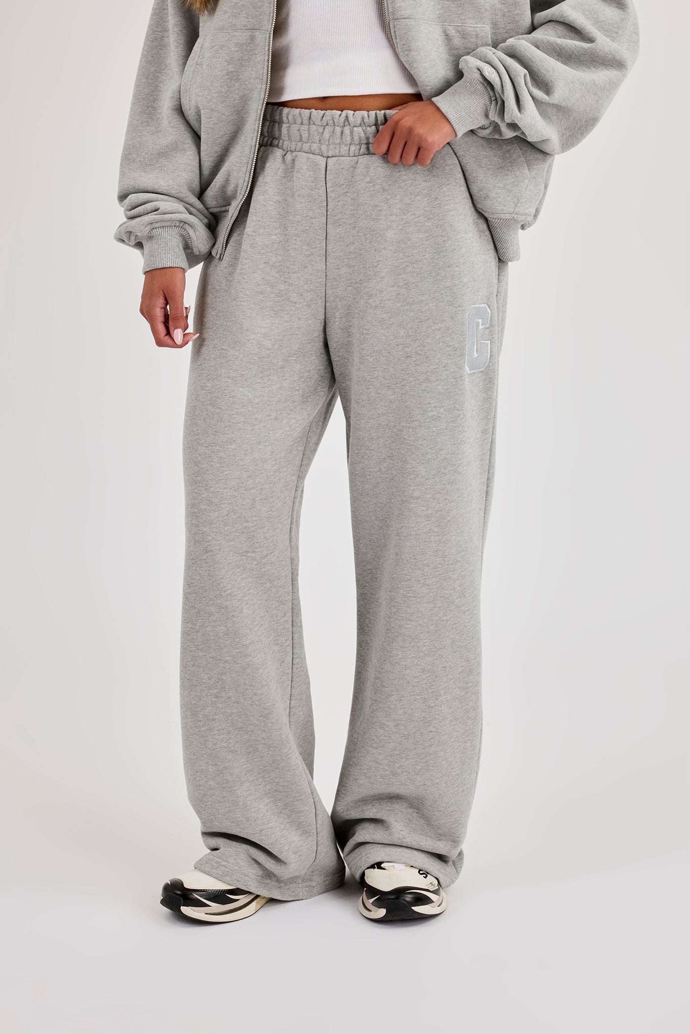 Jogginghose mit C-Stickerei – Graumeliert